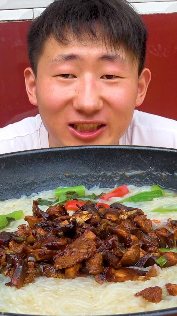 #美食#用10块钱做一道香菇鸡丁米粉,小伙“一锅端着吃”真过瘾
