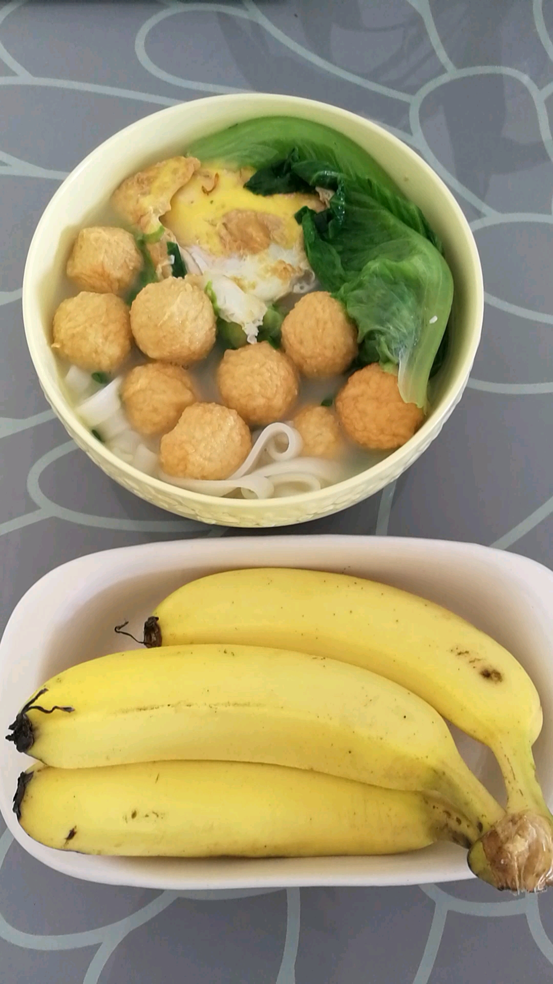 #美食#小学生简单午餐(ω)鱼蛋煎蛋河粉,比外面咖喱鱼蛋好吃,还营养哦!