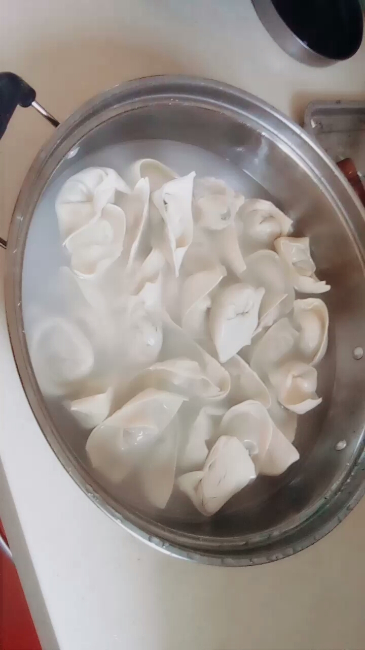冻饺子用水泡3分钟再下锅小火煮熟,这样煮出来的饺子就给新包的好吃新鲜不破皮又好熟