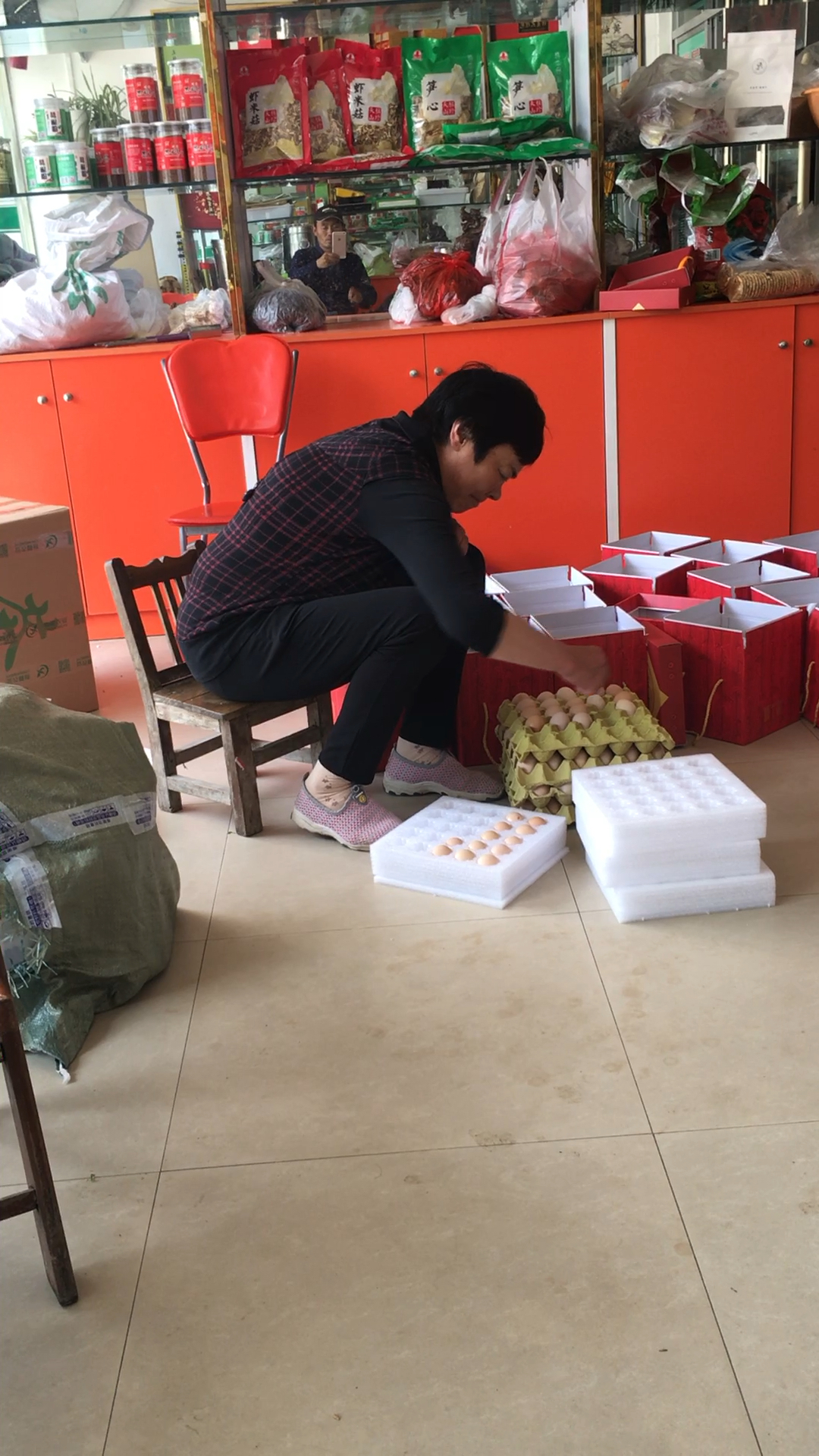 都说农村家养的土鸡蛋营养价值高,这不,朋友圈老有人叫我发土鸡蛋给他们。