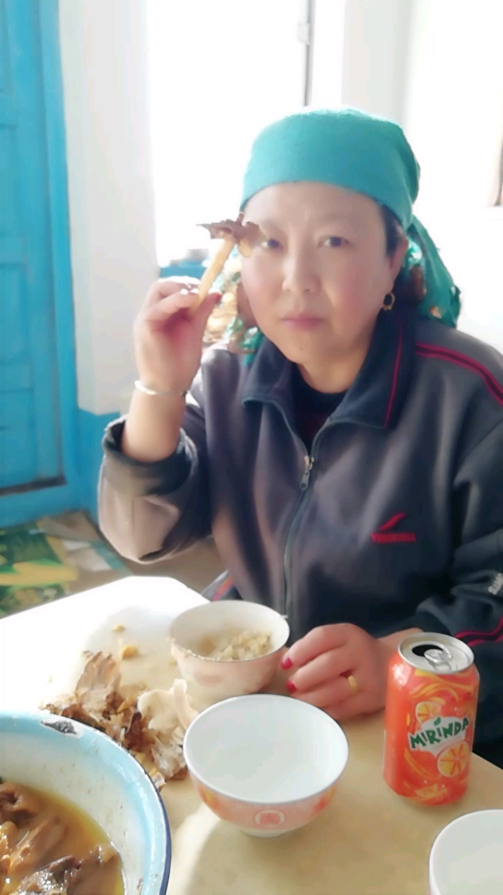 农村小笨鸡,来吃啊,开饭了