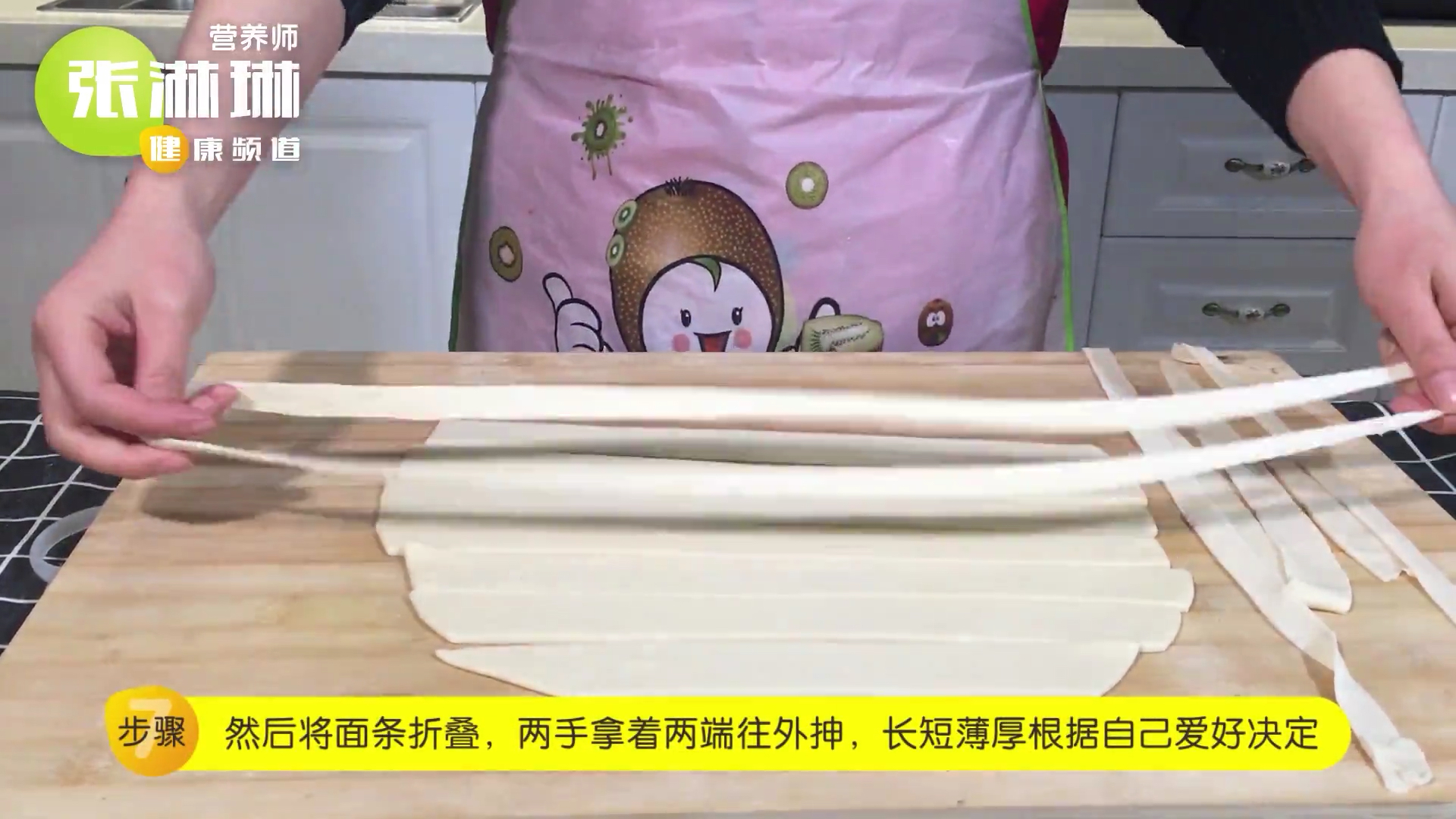 看了白鹿原都喜欢上了张嘉译端起大碗吃的陕西油泼面!做法非常简单,赶快学起来吧～