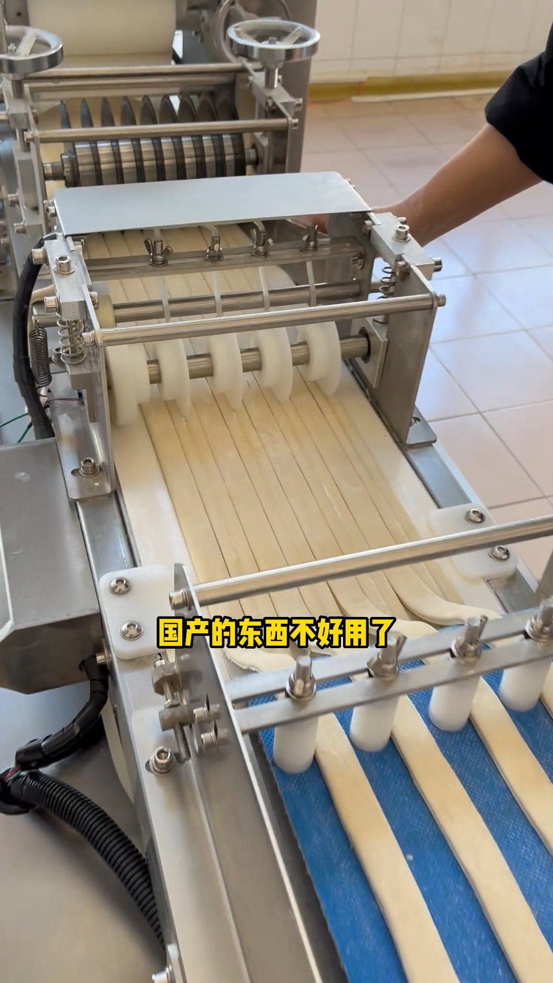 油条机做油条,一台机一天几万根,口味和手工的一样