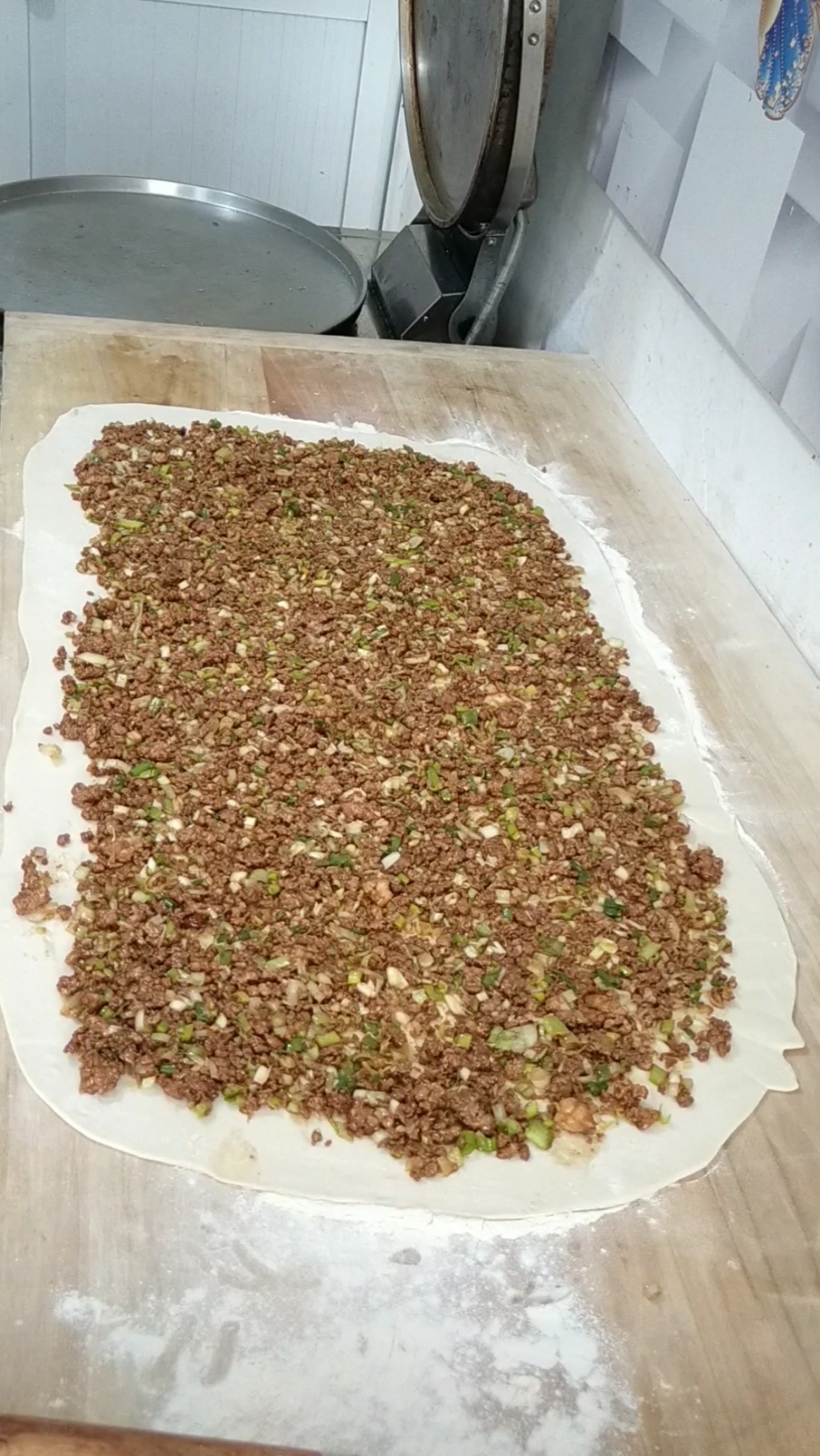 家常肉饼和面比例,一斤面7两水10克油。合成面团醒志半小时后即可制作