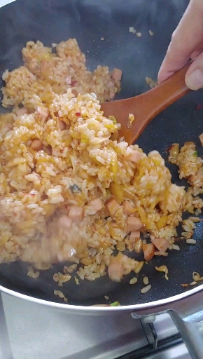 #美食#妈妈:今天给你做三角紫菜包饭。我:妈妈,爱你哟