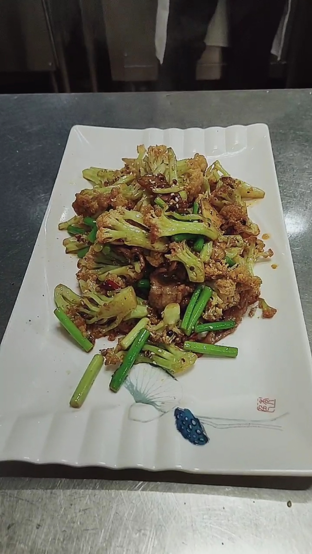 干煸有机菜花,炒的不错。