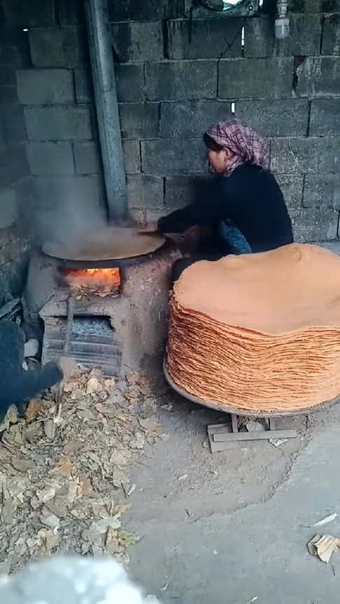 #娱乐#山东美食高粱煎饼,看起来好好吃