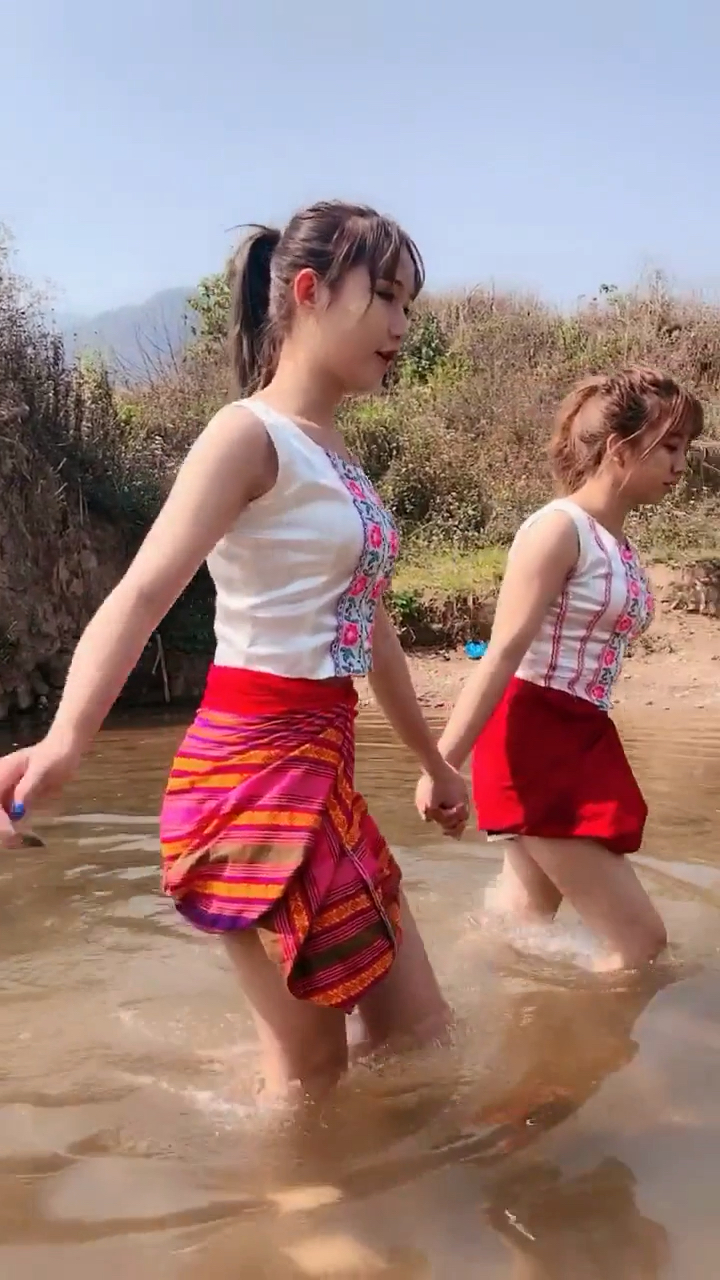 缅甸妞用手就可以抓鱼?