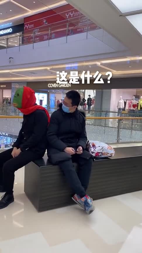 不怕沙雕多就怕沙雕爱作妖!小伙用鱼头怪头套恶整路人,是真不怕被群殴啊