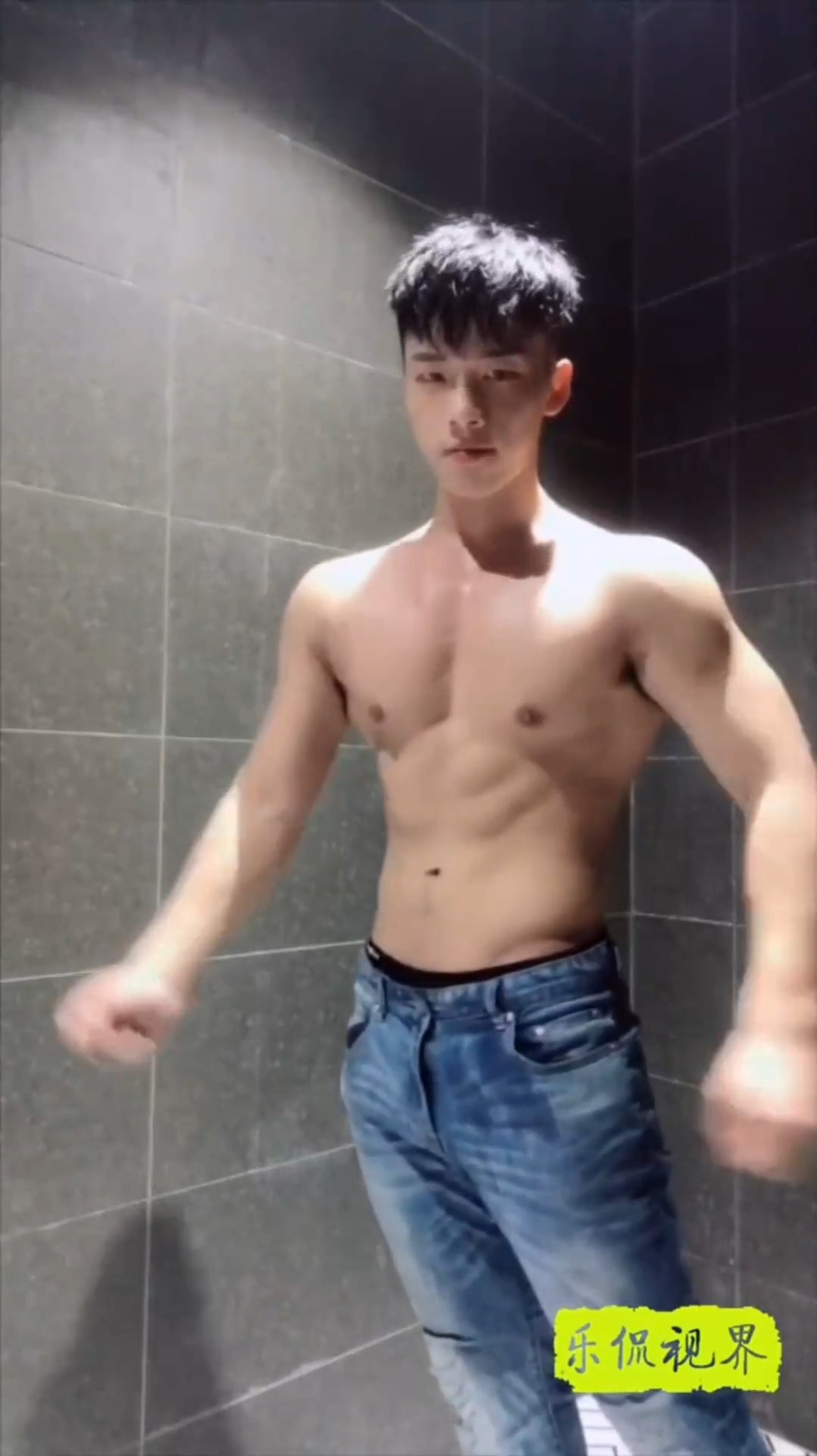 #明星娱乐#肌肉小鲜肉一枚,结实的胸肌和性感的人鱼线十分迷人!