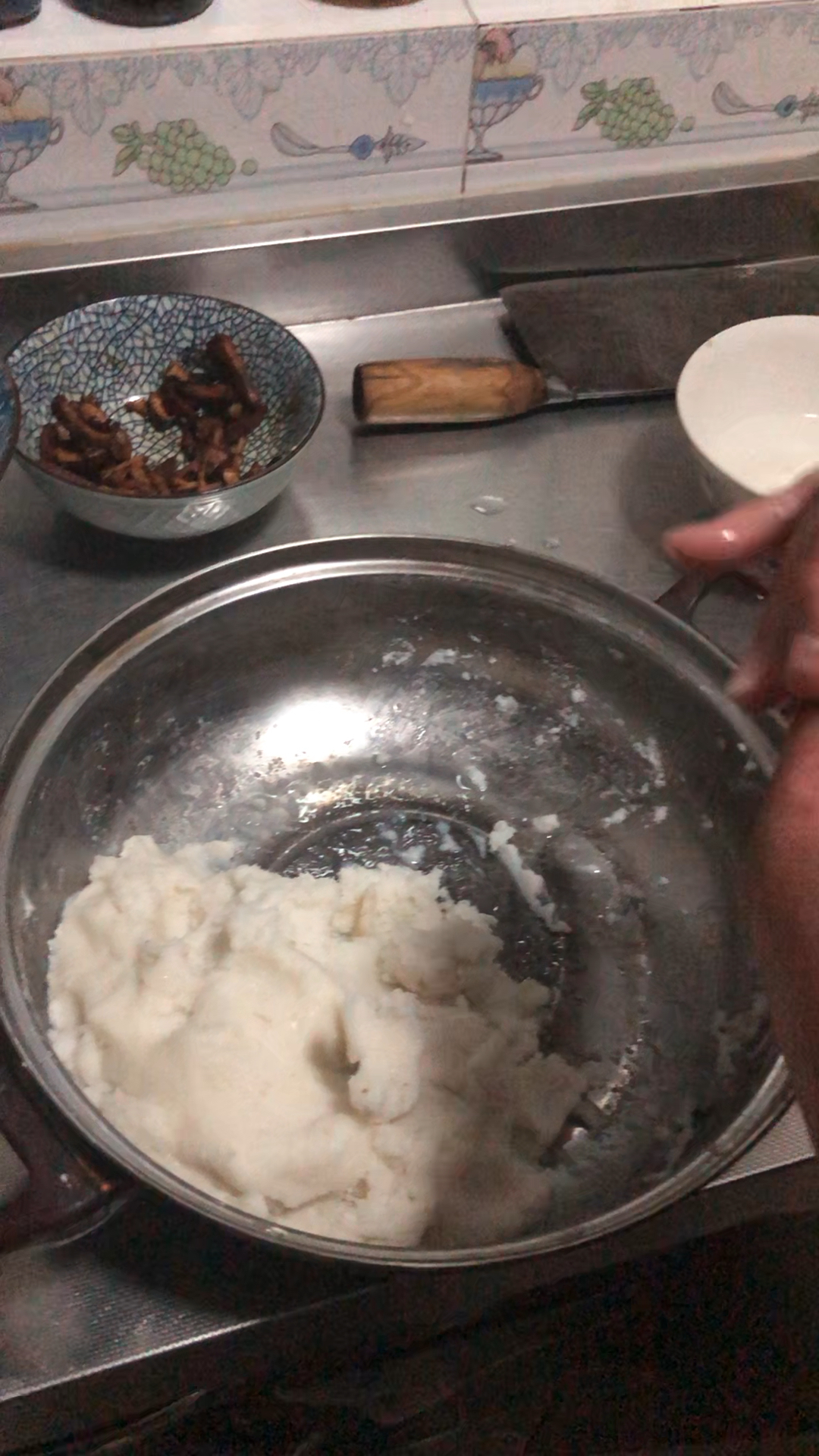 妈妈在做豆沙糯米团子