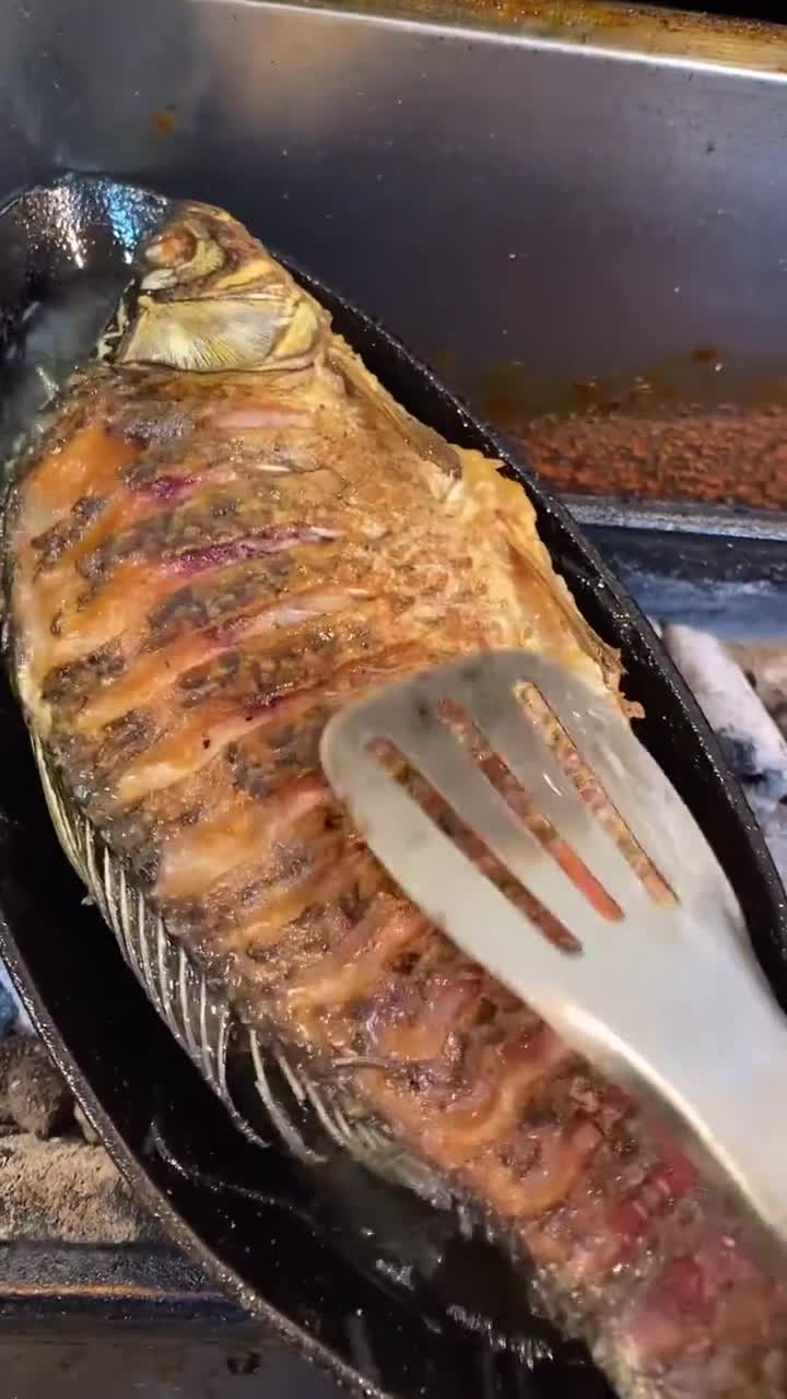 烧烤店的铁板鲫鱼麻辣鲜香#百万视友赐神评#求一个神评加持