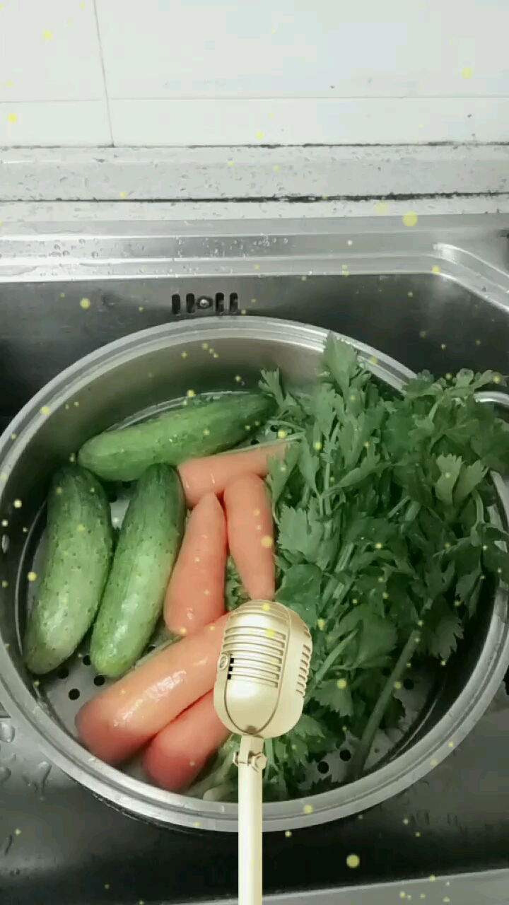烀点花生再加点芹菜黄胡萝卜腌咸菜