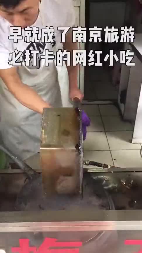 吃货爱美食:这家梅花糕开了32年,真的是老字号