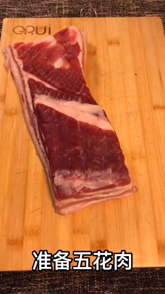 砂锅红烧肉的做法。