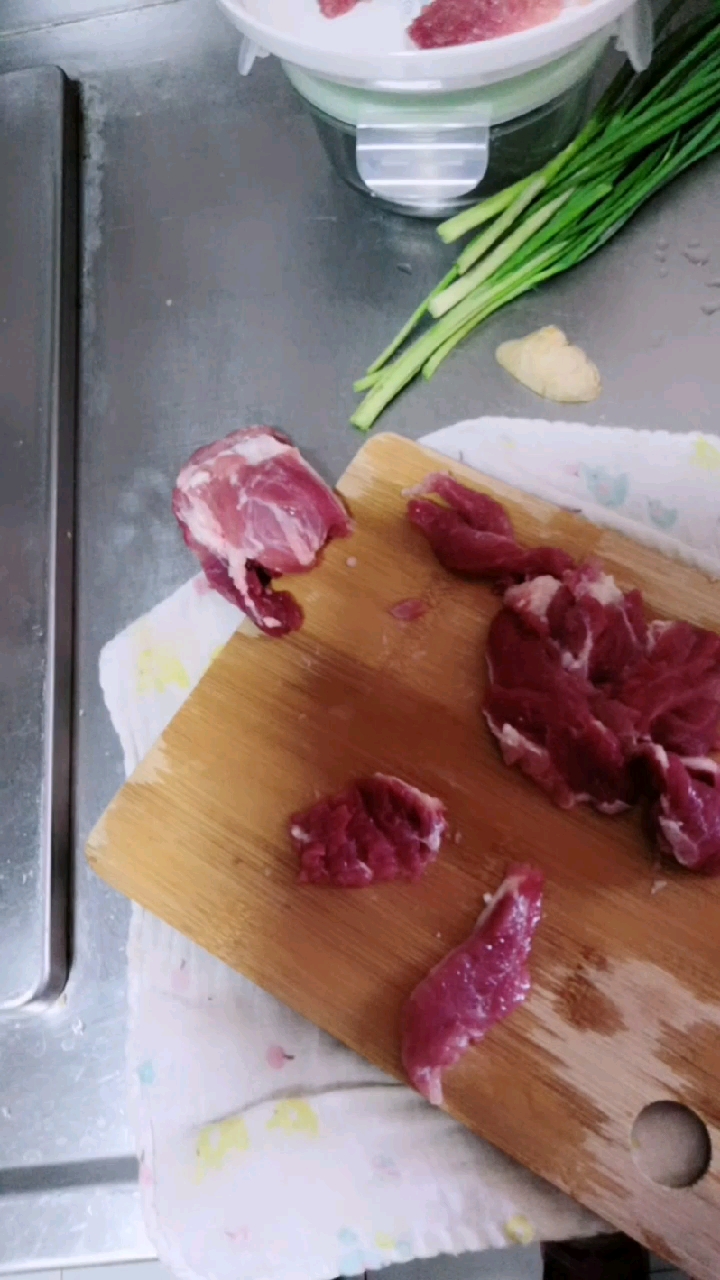 这是我家祖传秘方 配料 瘦肉淀粉葱姜料酒盐西红柿木耳汤 鲜嫩好吃