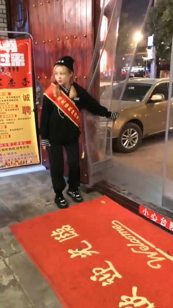 #娱乐#酒香也怕巷子深!火锅店用这句话当送宾语,估计下回女性顾客会越来越多!