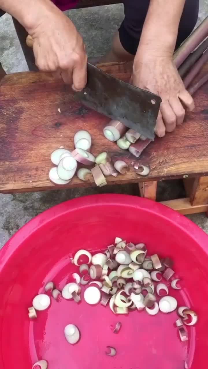 芋头杆洗净沥干水份切成小段,放无水无油的盆子里,撒上适量盐,搅拌均匀装坛一个星期美味的芋头
