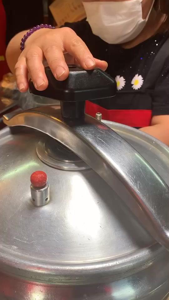 两年拜了三个师傅,集齐所有师傅的精华改良的酱爆猪蹄,终于做到了,色,香,味,齐全,今将配方