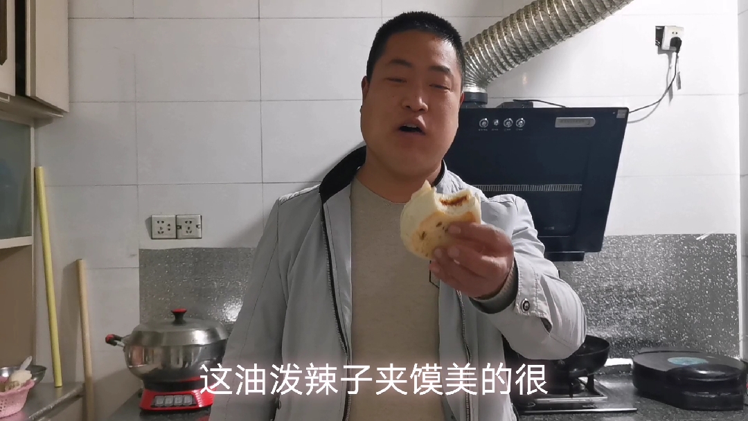 陕西油泼辣子这样做才正宗,辣子香酥油红亮,这制作方法用了20年