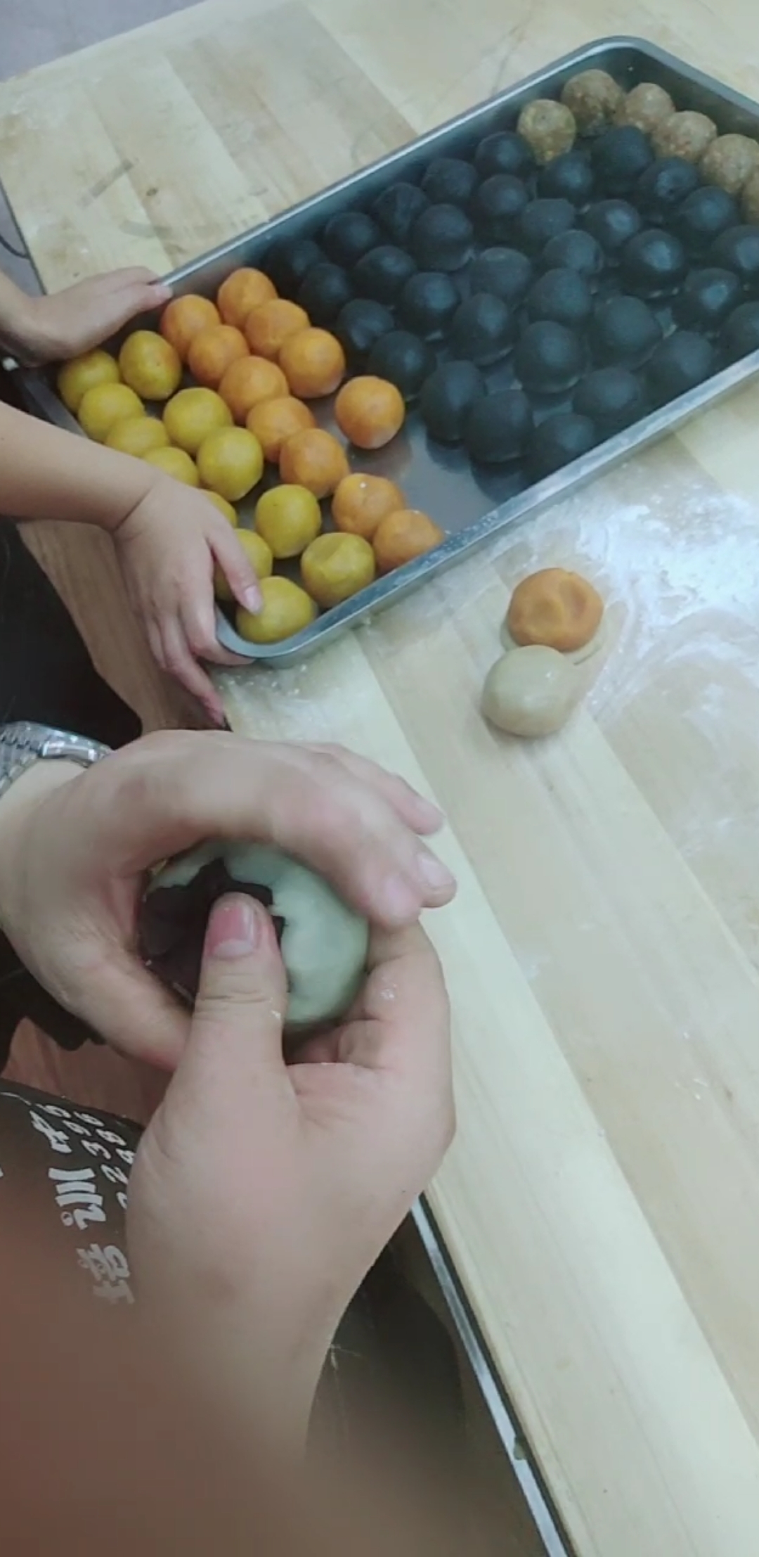 包月饼的正确手法看仔细啦。