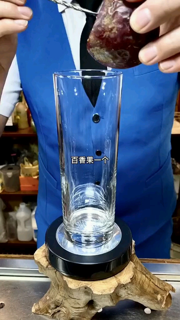 有许多网友问我能不能教一款即简单又好喝的椰子味鸡尾酒,我笑了笑!!