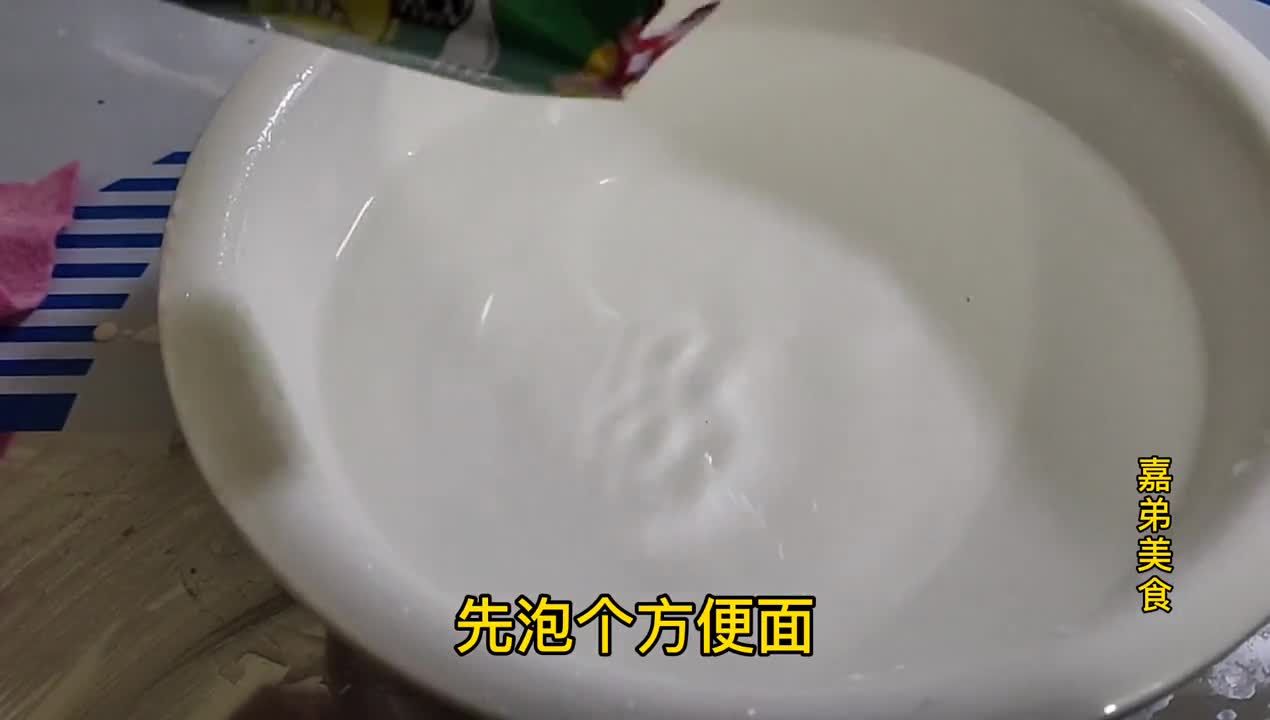广东大厨是这样炒方便面的,看着就好吃,收藏了