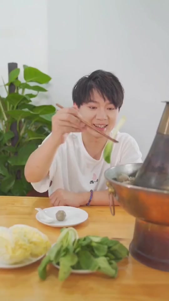 #搞笑段子#假如食物有生命！帅哥模仿牛肉丸和麦芽糖被吃瞬间太上头，像极了爱情！