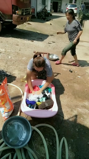爆笑来袭。老妈太调皮了。