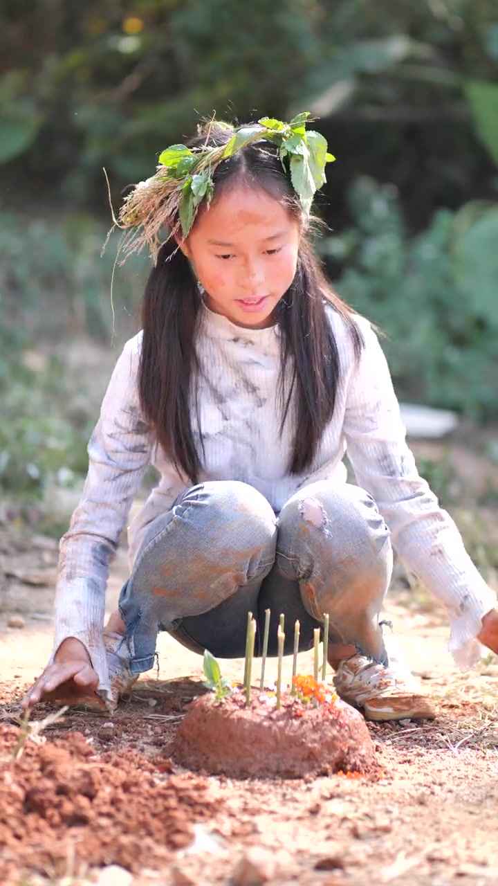 路上看到一位9岁小女孩用泥土做蛋糕,祝自己生日快乐。当她说出她的愿望时,我泪奔了