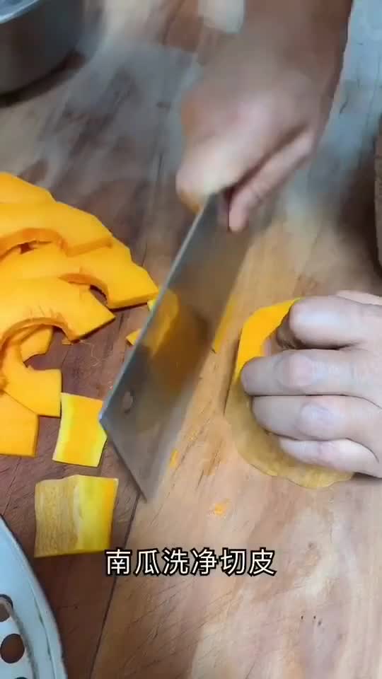 年夜饭:元宝馒头做法,春节马上到了,作为中国的传统节日,当然主食少不了馒头,金灿灿好吃寻找