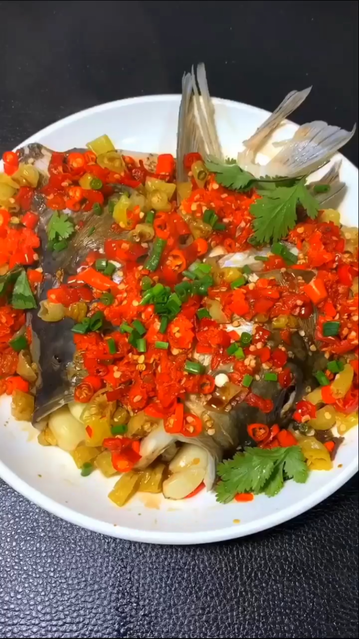今天教大家做一道美味佳肴 清蒸雄鱼头