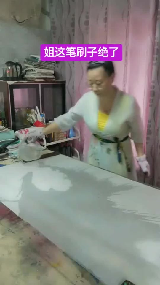 #搞笑段子#美女纸上作画,看这手法,倒挺像是在摊煎饼果子!
