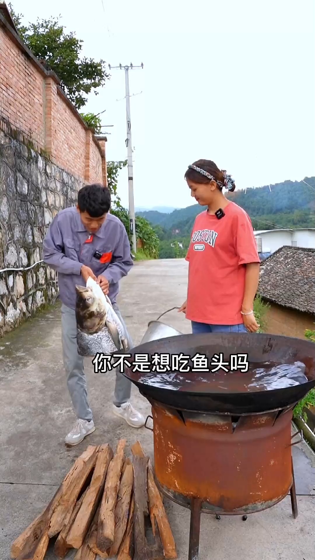 老公下班买了个大鱼头,一半煲鱼头豆腐汤,一半做剁椒鱼头,汤汁鲜美鱼肉嫩滑