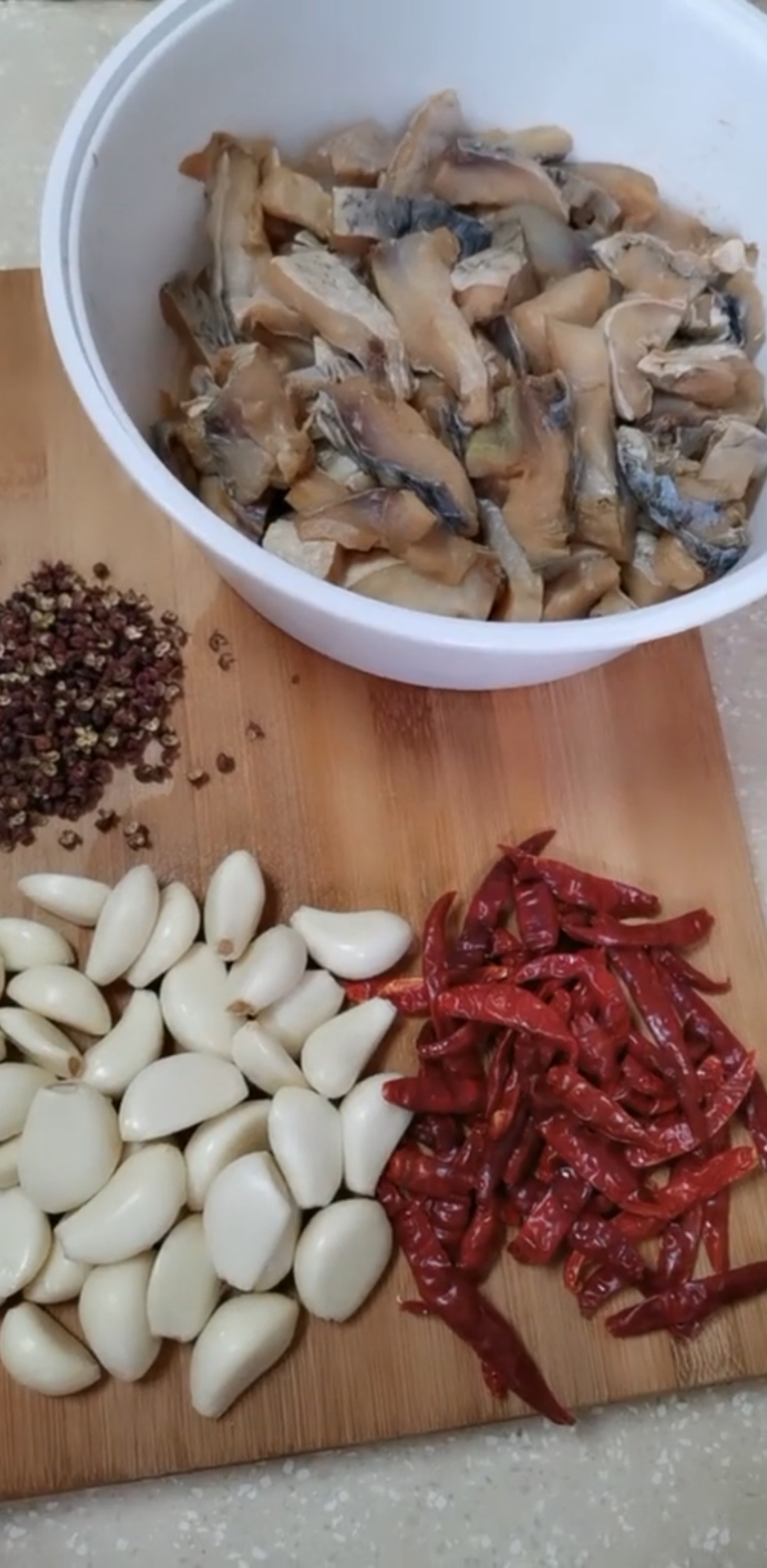 做我最拿手的麻辣鱼干当零食,又筋又辣微甜又有嚼劲!