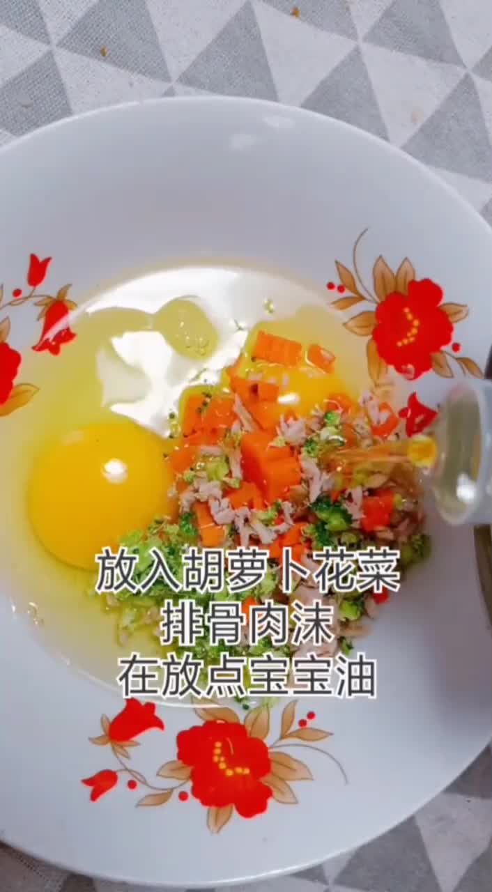 排骨肉蛋羹,适合十月以上宝宝食用。排骨肉比汤更有营养,可以补辅食宝宝辅食
