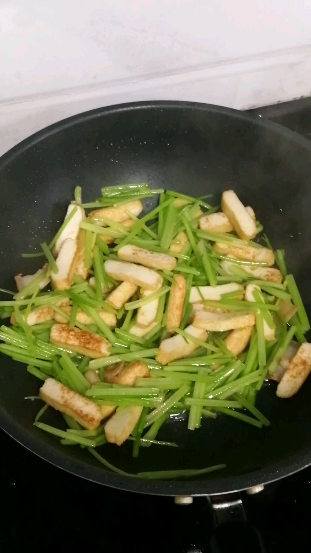 #随手拍#芹菜炒鱼豆腐,芹菜切段鱼豆腐切条,先热油放姜翻炒鱼豆腐再加入芹菜翻炒
