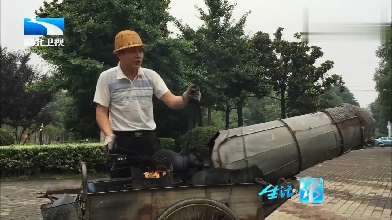 生活帮:7旬大爷街头摇爆米花机时意外爆炸,一旁6岁男童当场死亡
