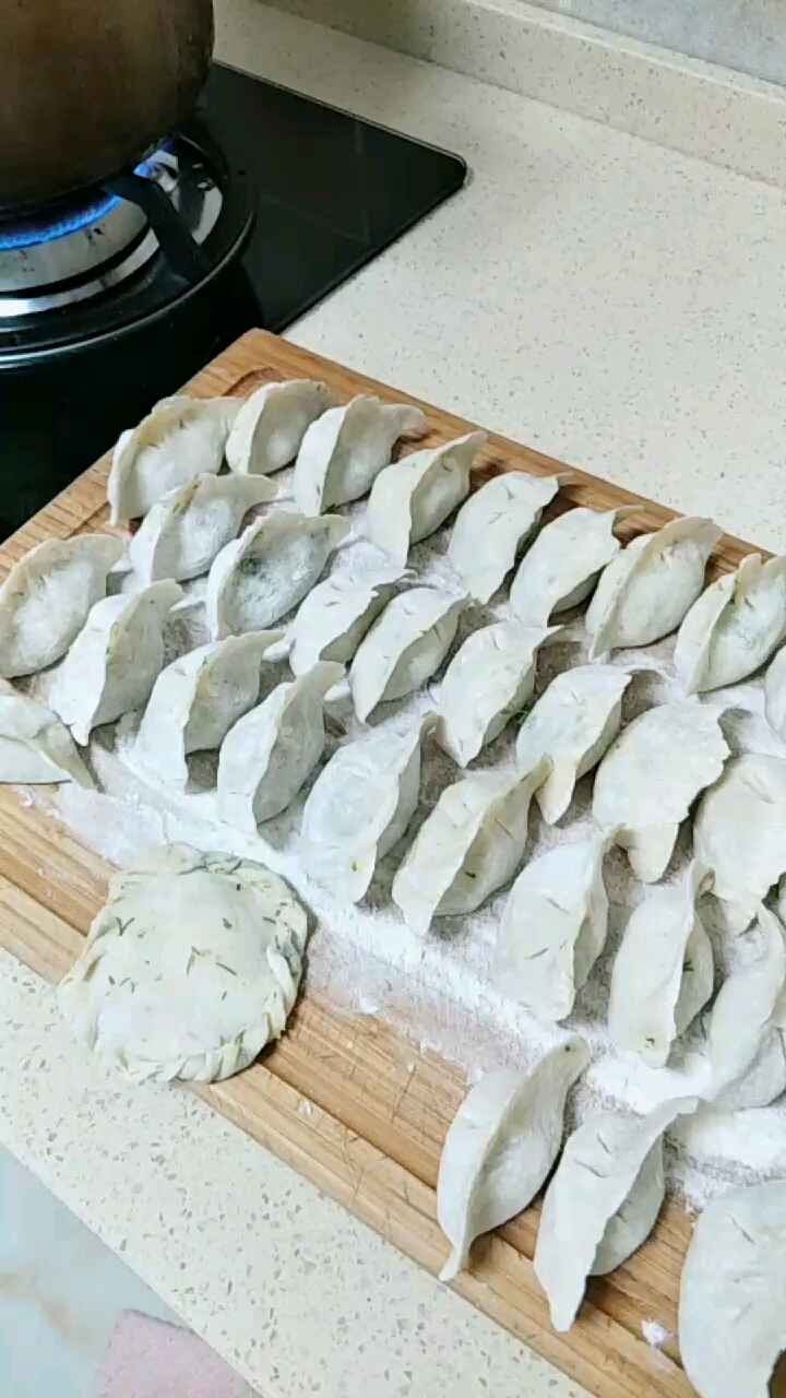 马上下锅煮饺子了,我不会包饺子,但是自己做的干净,味道还不错