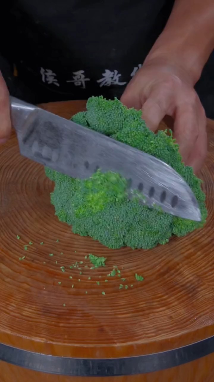 #美食#把西蓝花和鱼肉放在一起,没想到做出来的鱼丸,竟然如此好吃