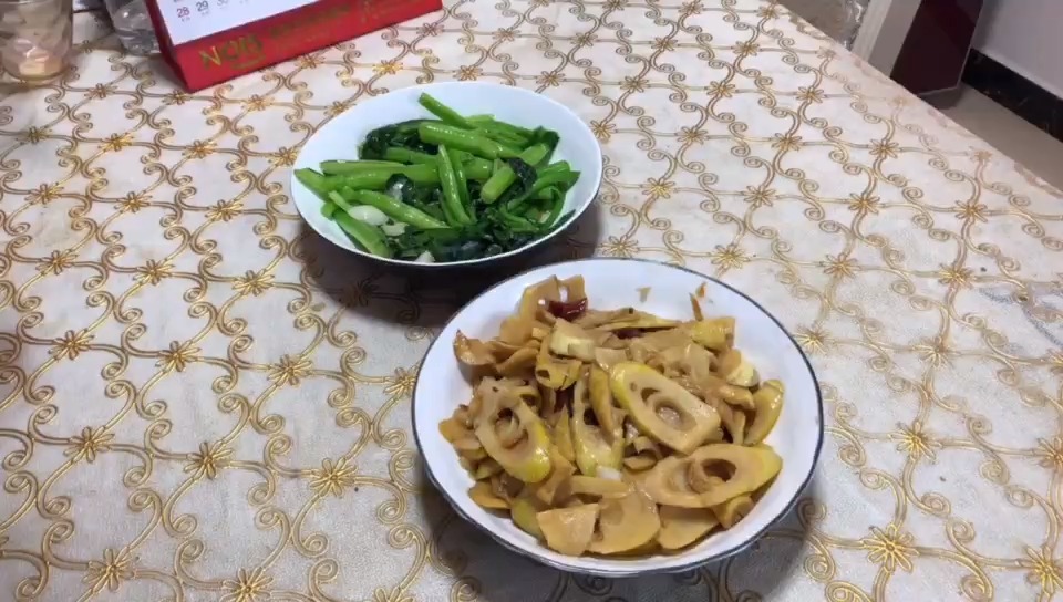 #美食#春天是吃笋的季节,小七买的五斤春笋到货了,来做油焖笋吃,还做了一个清炒菜心
