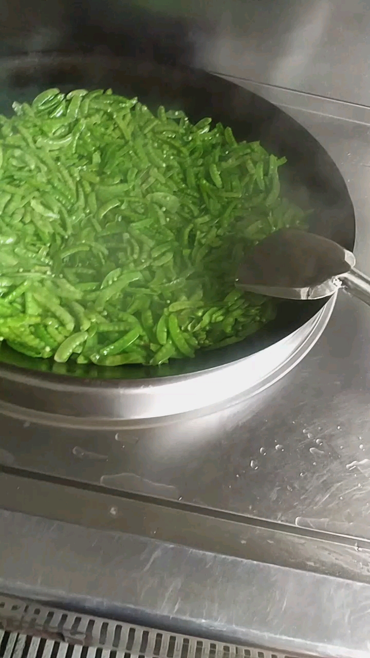 今天的分享是雪豆炒猪肉,关注我,每天分享学校饭堂大锅菜