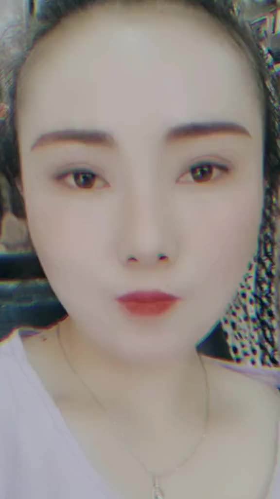即使生活给了我一地鸡毛,也要把它扎成个鸡毛掸子。生活是一团麻,也是麻绳拧成的花