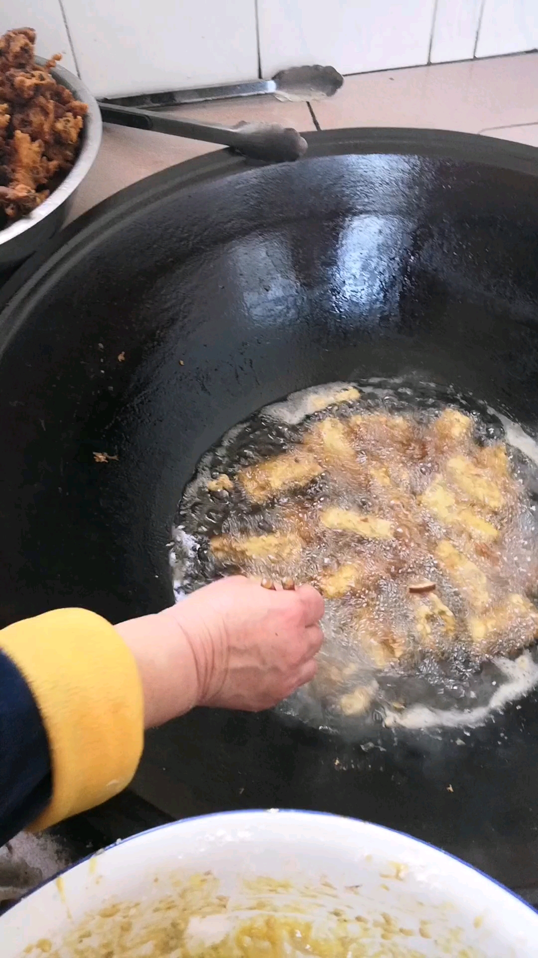 农村过年前的各种忙活,今天忙炸面鱼
