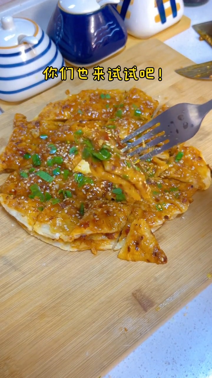 今天学做了一个酱香饼,超级好吃,而且特别简单,你们也去试试吧