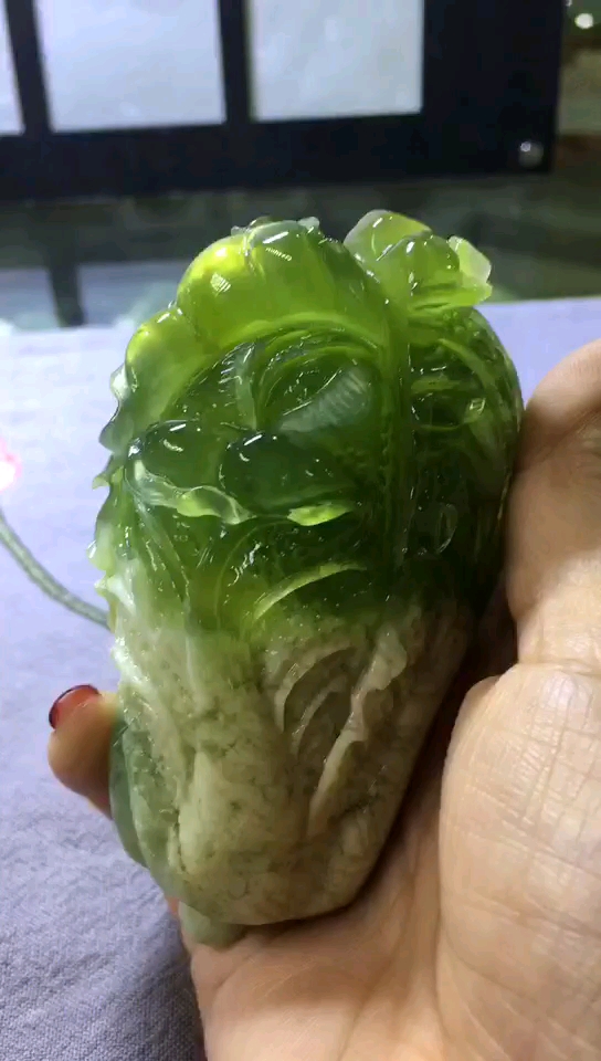 岫玉精品翠玉白菜手把件,玉质细腻俏色巧雕。