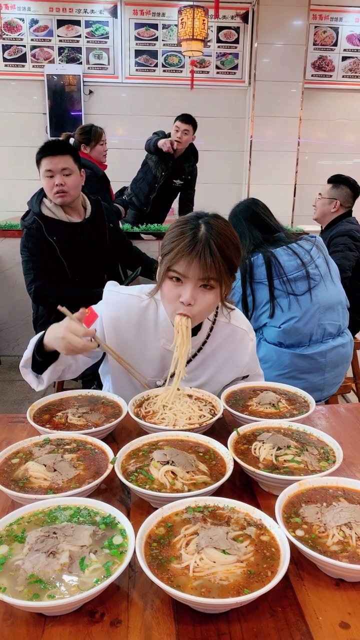 羊肉500克,羊骨750克,羊油50克,陈皮5克,草果1个,良姜9.8克,白芷4