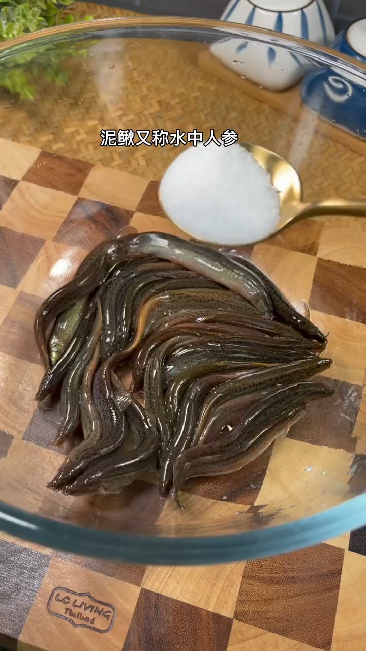 这样做的泥鳅汤,汤鲜味美,一点也不腥,特别适合正在长个子的小孩子喝