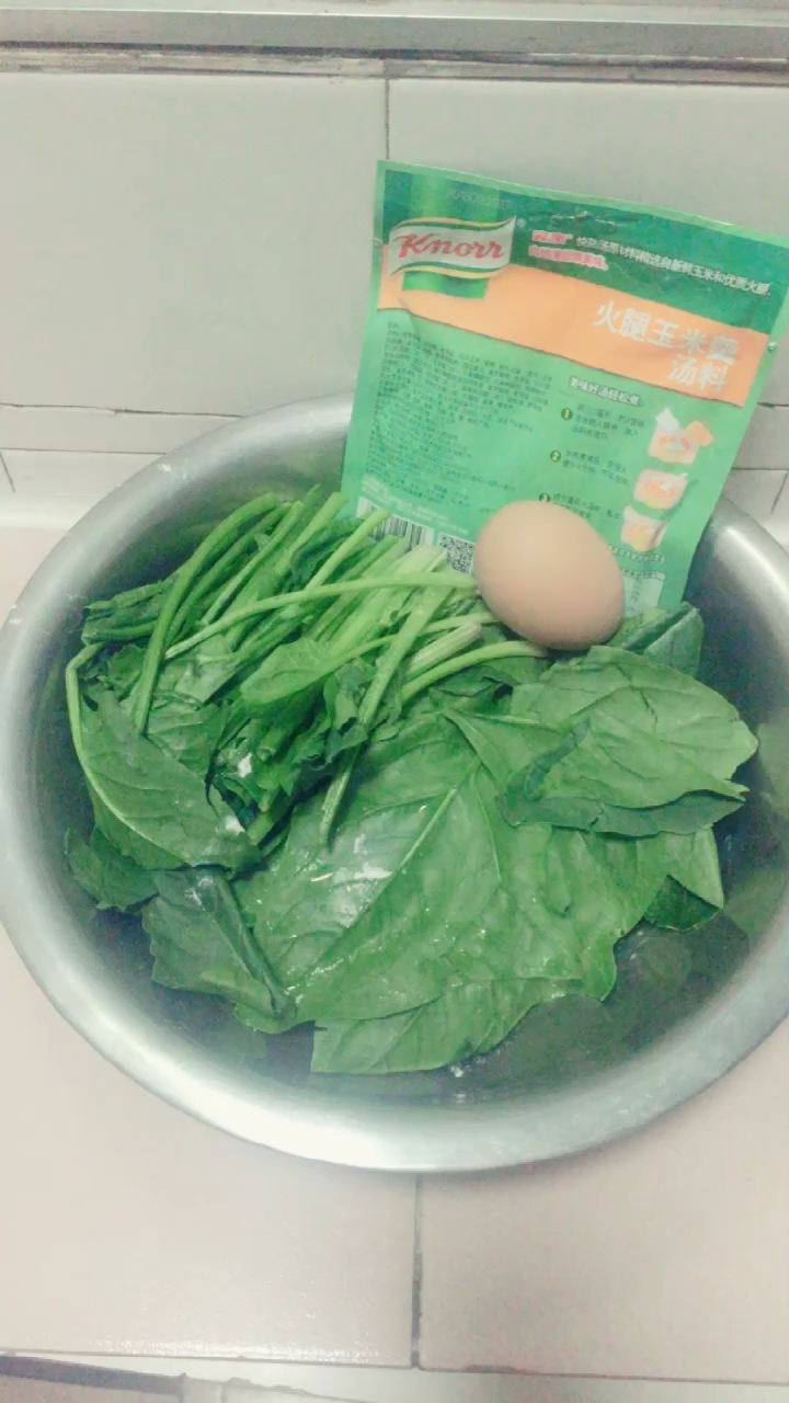 早餐时间:汤……菠菜、鸡蛋、玉米羹!