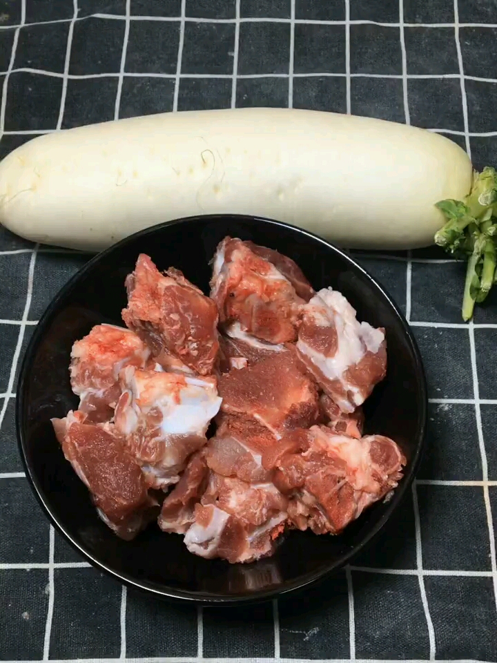 清炖萝卜排骨做法:排骨冲去血水,冷水下锅烫一下,不要太久。再捞出洗净,砂锅中烧水